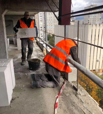 В Харькове восстанавливают панельную высотку, у которой рухнула часть стены