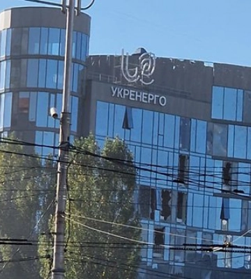 Во время атаки дронов на Киев повреждено здание Укрэнерго