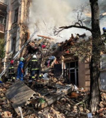 З-під завалів будинку в центрі Києва дістали тіло загиблої жінки