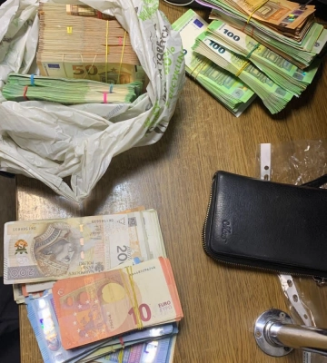 Через пункт пропуску &quot;Шегині&quot; двоє чоловіків намагались вивезти з України понад 3 мільйони 800 тисяч гривень