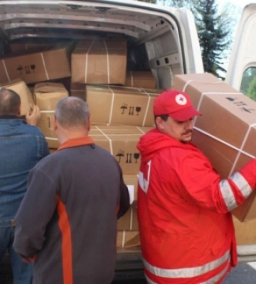 Червоний Хрест передав лікарням Хмельниччини медичні столи та стільці для поранених