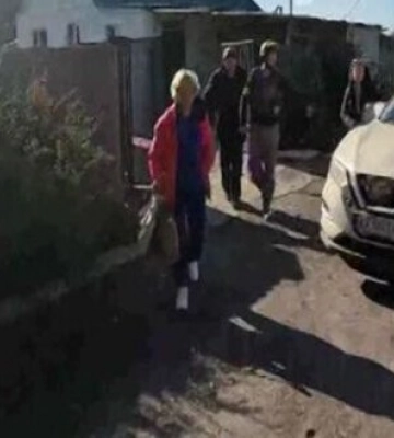 Волонтеры под обстрелами вывозят мирных людей из села Терны Лиманского района. ВИДЕО