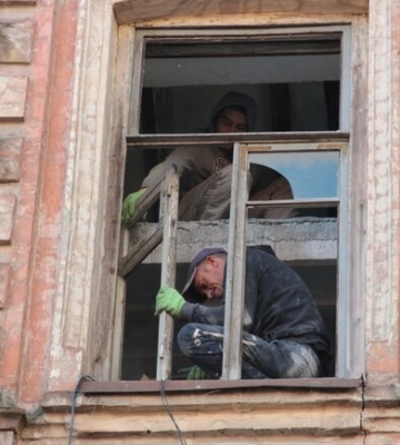 Нові дахи і вікна: як у Дніпрі відновлюють будинки, пошкоджені внаслідок ракетних ударів