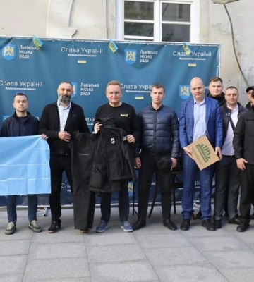 Паркувальникам Львова пошили одяг на 300 тис грн. За індивідуальними мірками