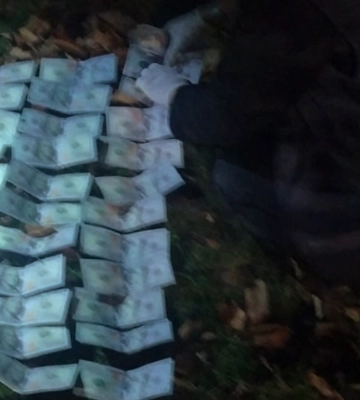 Волинянин вимагав у чоловіка $5000, щоб допомогти виїхати за кордон