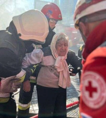 У Києві з третього поверху пошкодженого будинку вивели жінку. Фото, відео