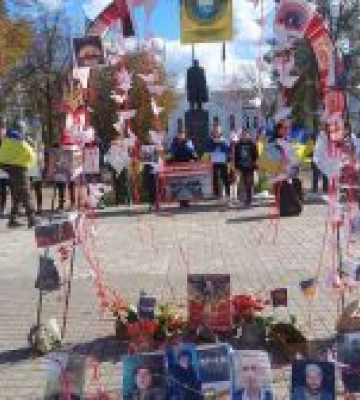 Чекають на повернення героїв з полону