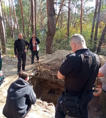 На Харківщині окупанти кинули зв&#039;язаних чоловіків у чотириметрову яму