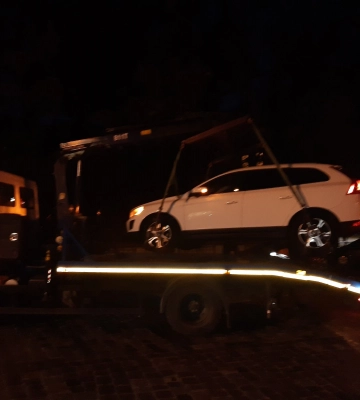 Знову білий автомобіль примусово евакуйований навпроти церкви у Львові