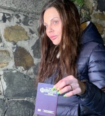 Каміння зі зруйнованого будинку у Києві принесли до посольства Ірану (, )