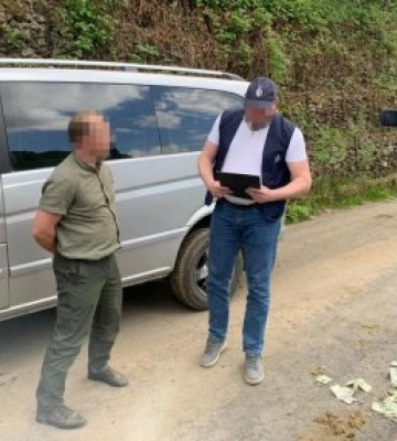 В Закарпатті впіймали чергового лісничого хабарника