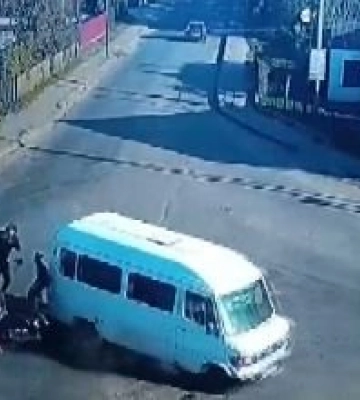 Показали момент смертельної ДТП на Волині: мотоцикл влетів у бус, а потім загорівся. Відео
