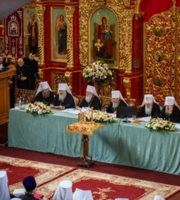 «Дорогі брати та сестри». Список священників з України, які досі служать Кирилу (документи)