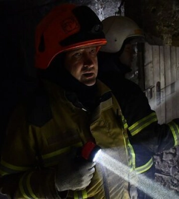 Наслідки ворожого обстрілу Миколаєва: зруйновано двоповерхівку. ФОТОрепортаж