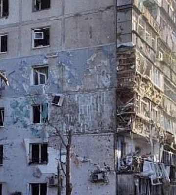 Ворожа ракета упала у двір багатоповерхівки у Запоріжжі