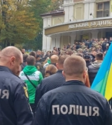 У Рівному прощаються із загиблим поліцейським Олександром Мамчуром