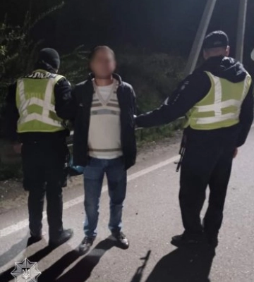 Водій вів себе дуже підозріло: Закарпатські патрульні виявили у чоловіка наркотики в шприці