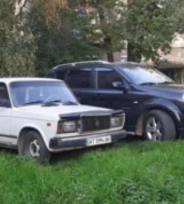 Муніципали у Луцьку штрафували водіїв за парковку на газоні