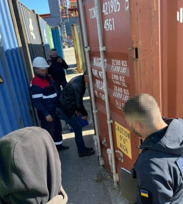 Элитные автомобили, техника, алкоголь и прочее: на Одесской таможне разоблачена схема сокрытия товаров от растаможки 