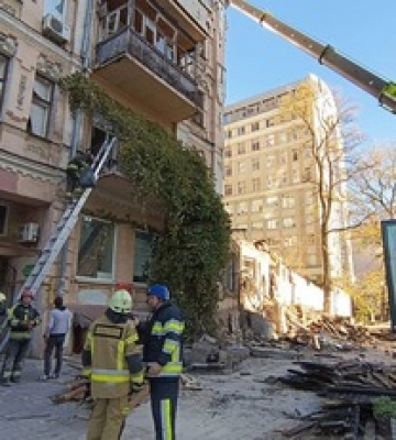 Спасатели продолжают разборы завалов многоэтажки в центре Киева: эксклюзивные фото
