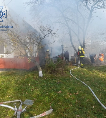 Вогонь сягнув даху і поширився на стіни: на Волині горів житловий будинок