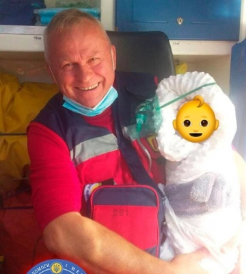 На півдні Одещини через стан доріг медикам довелося приймати пологи у породіллі вдома та рятувати їй життя у «швидкій»