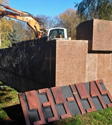 У Вінниці почали демонтувати частину Меморіалу Слави