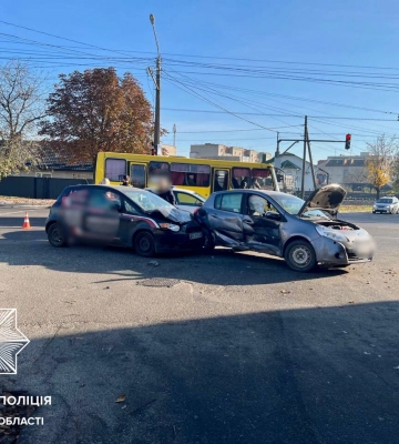 У Луцьку Renault зіткнувся з легковиком Mitsubishi, що рухався назустріч. Фото