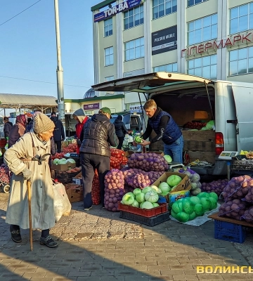 Море грибів, обмаль покупців та золоті яйця: як змінилися ціни на луцьких базарах