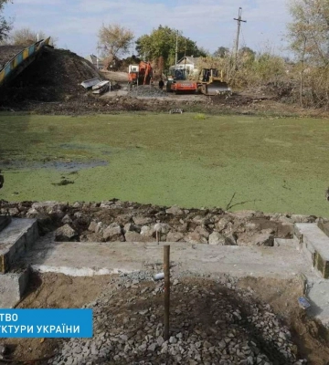 В Харьковской области устанавливают новый мост