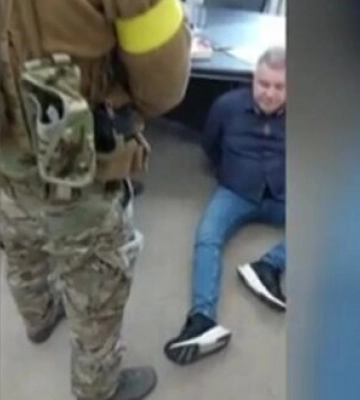В Сети появилось видео, на котором сотрудники СБУ проводят обыск в кабинете мэра Белгород-Днестровского