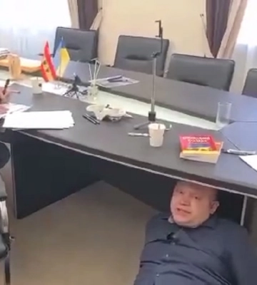 В Сети появилось видео, на котором сотрудники СБУ проводят обыск в кабинете мэра Белгород-Днестровского
