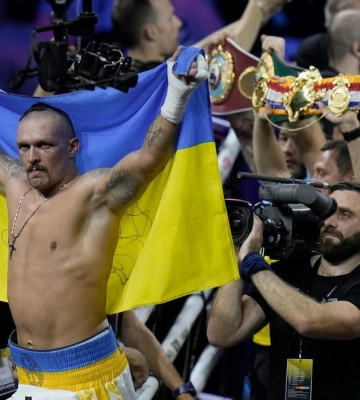 Усик покинул Украину. Стало известно, куда уехал украинский чемпион