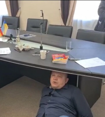 В Сети появилось видео, на котором сотрудники СБУ проводят обыск в кабинете мэра Белгород-Днестровского