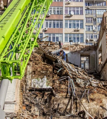 В центре Киева завершили разбирать завалы разрушенного жилого дома