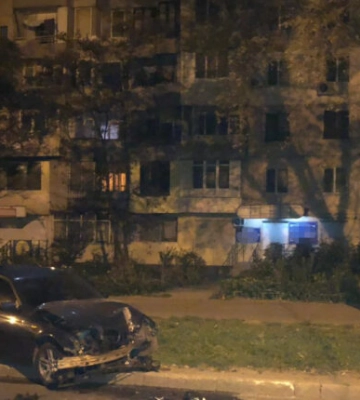 Одеситка на чужому автомобілі зіткнулася зі стовпом