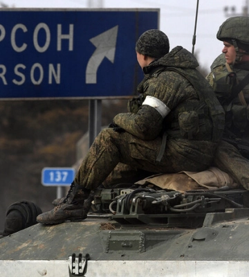 Окупанти розсилають жителям Херсона СМС із закликом залишити місто