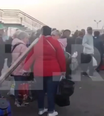 Черги на теплохід та огляди з собаками: З Херсона почали вивозити людей