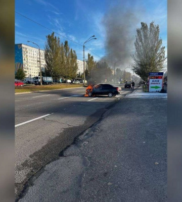 У Дніпрі на Донецькому шосе згорів легковик 