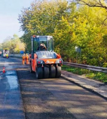 Дорожники працюють навіть вночі: На Закарпатті продовжується відновлення дорожнього покриття до КПП «Ужгород»