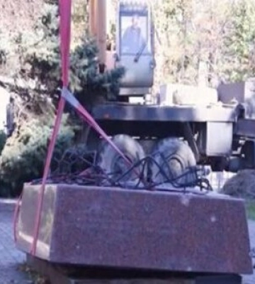 Россияне демонтировали памятник жертвам Голодомора в оккупированном Мариуполе. ВИДЕО