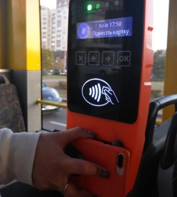 У всіх автобусах Києва зʼявилась можливість розрахунку карткою