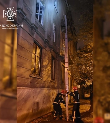 У Львові горів офіс компанії: працівника врятували вогнеборці, - ФОТО