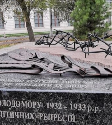 Война с памятниками: в Мариуполе оккупанты снесли мемориал &quot;Жертвам голодомора&quot; (видео)