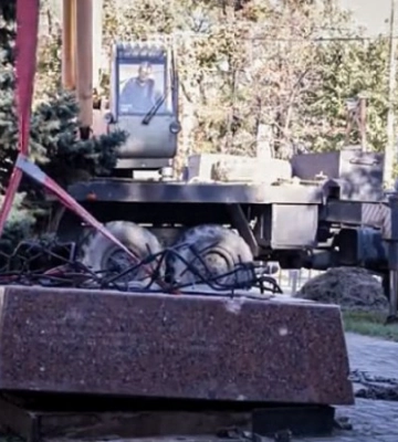 Росіяни демонтують пам’ятник жертвам Голодомору в окупованому Маріуполі