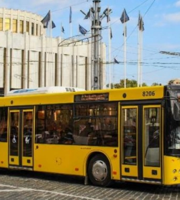 У всіх муніципальних автобусах Києва запрацювала оплата банківською карткою