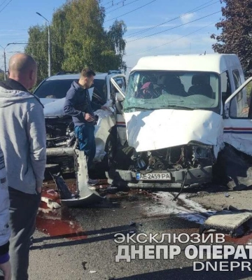 У центрі Дніпра зіткнулися три автомобілі, є постраждалі: відео моменту ДТП