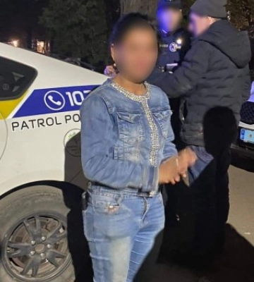 В Ужгороді затримали зловмисницю, яка обікрала чоловіка на зупинці громадського транспорту