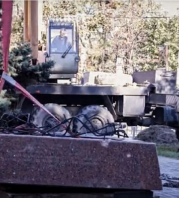 У Маріуполі окупанти знесли пам’ятник жертвам Голодомору (відео)