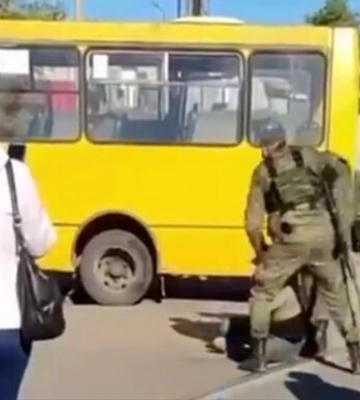 &quot;Ідіть, с*ки!&quot;: у Донецьку бойовики заламали дідуся і зібралися везти на передову